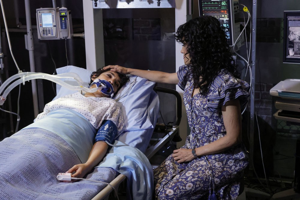 Mierce Xiu (Karina Arroyave), inquiète, caresse les cheveux de sa soeur  Weecha (Diany Rodriguez), inconsciente