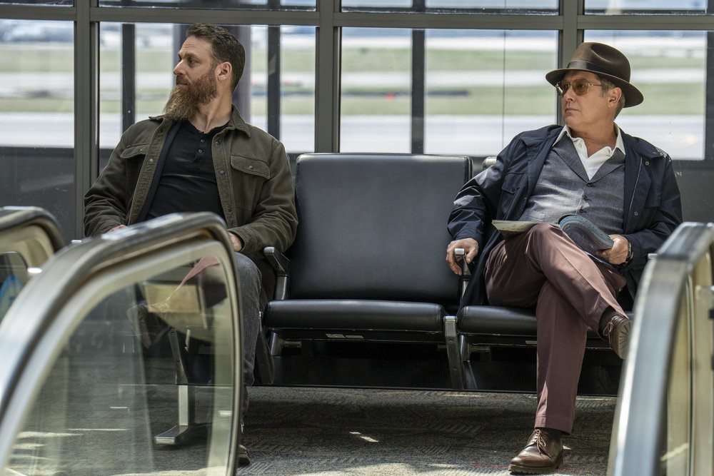 Chuck (Jonathan Holtzman) et  Raymond 'Red' Reddington(James Spader) regardent qui arrive