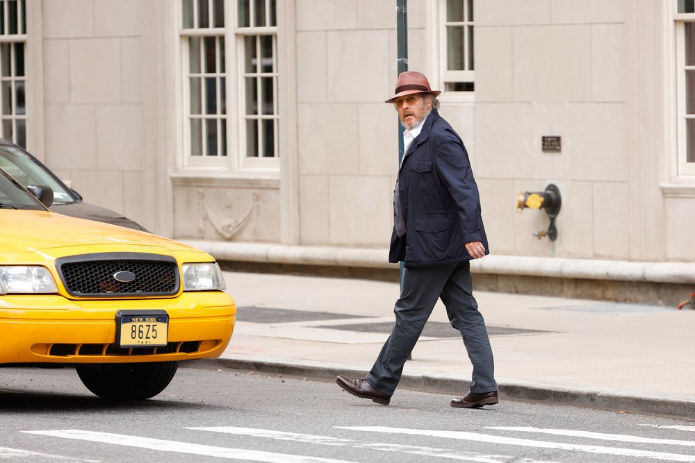 Raymond Reddington (James Spader), méconnaissable, seul en pleine de New-York