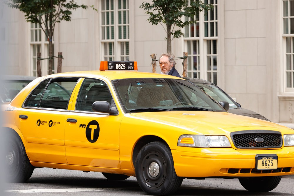 Raymond Reddington (James Spader) monte précipitamment dans un taxi