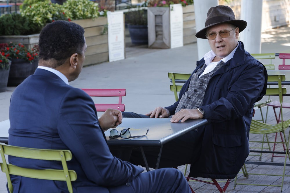 Raymond Reddington (James Spader) a une petite conversation en dehors du Bureau de Poste avec Harold Cooper