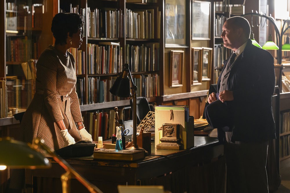 Une libraire (Chantal Jean-Pierre) en pleine discussion avec  Raymond Red Reddington (James Spader)