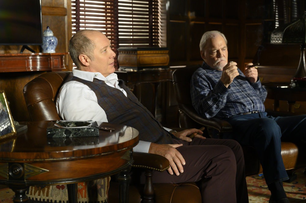 Raymond Reddington (James Spader) et Robert Vesco (Stacy Keach) sont assis côte à côte un cigare à la main