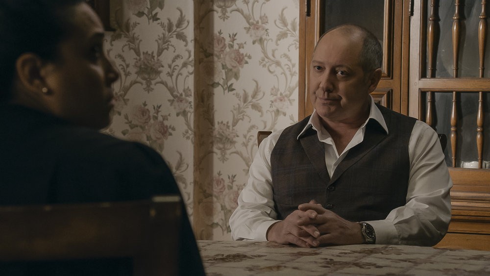 Raymond Reddington (James Spader) assis à une table