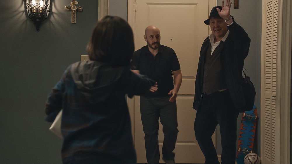 Raymond Reddington (James Spader) accompagné de Rogelio (Gerardo Rodriguez) salue de la main une personne