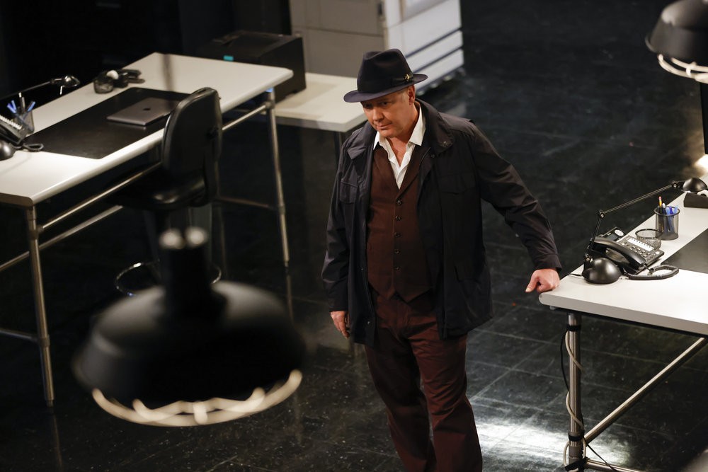 Raymond Reddington (James Spader) au milieu de la salle principale du Bureau de Poste