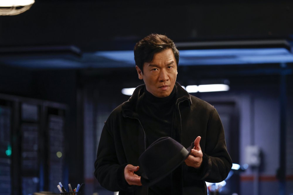 Wujing (Chin Han) est mécontant, le fedora de Reddington en main