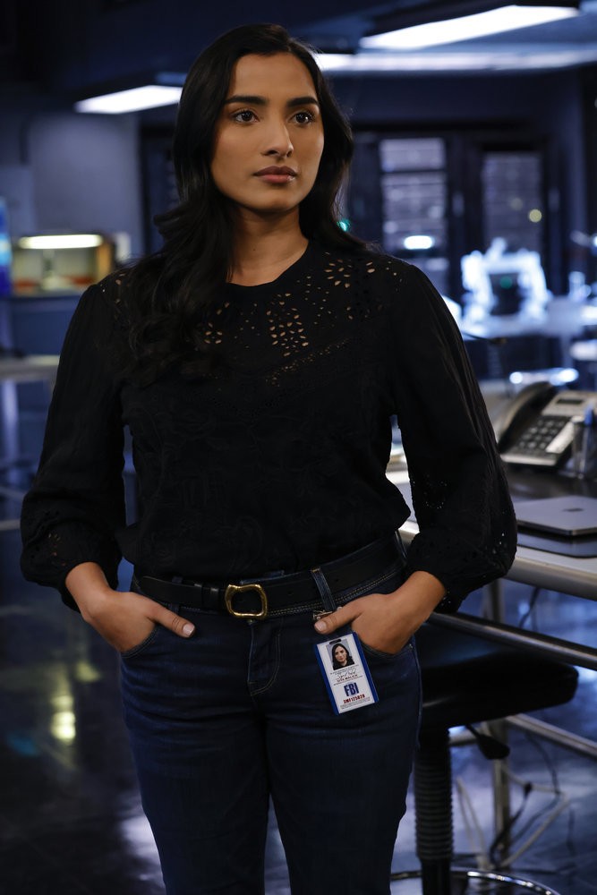 L'agent du MI6 Siya Malik (Anya Banerjee)