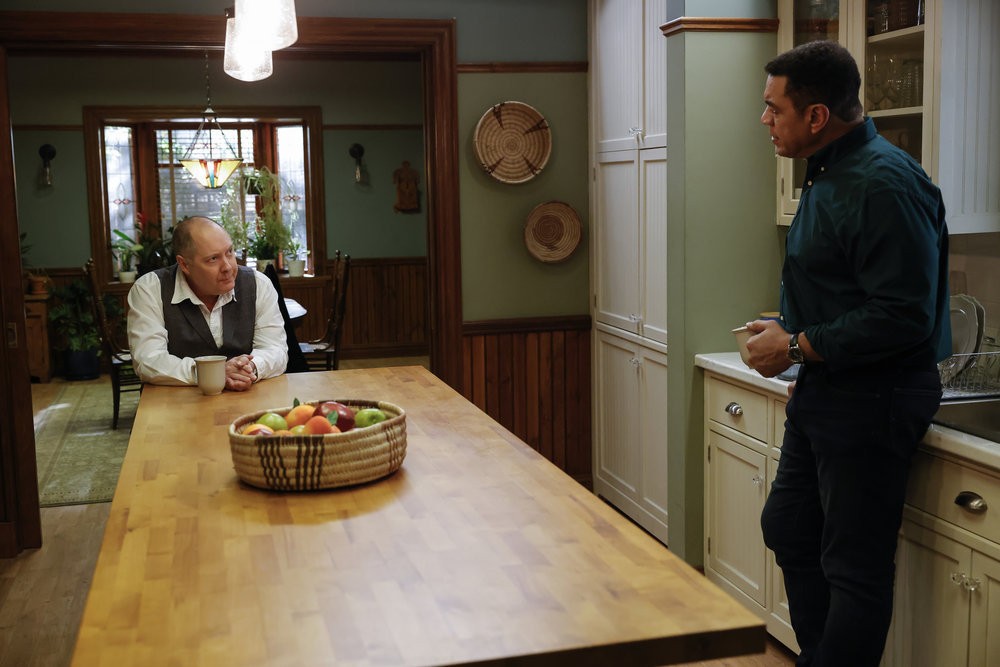Raymond Reddington (James Spader), assis dans la cuisine des Cooper, discute avec Harold (Harry Lennix)