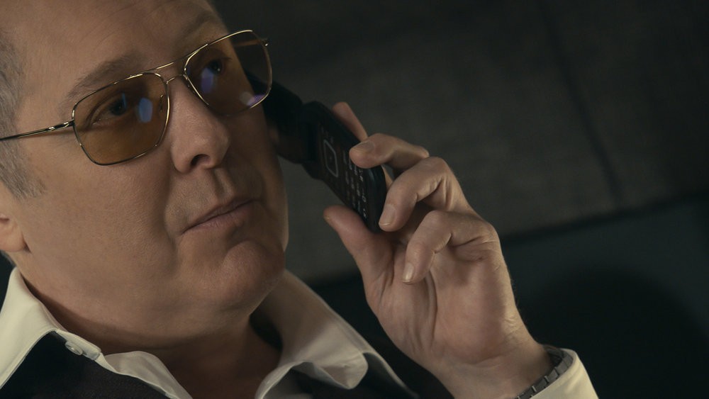 Raymond 'Red' Reddington (James Spader) au téléphone