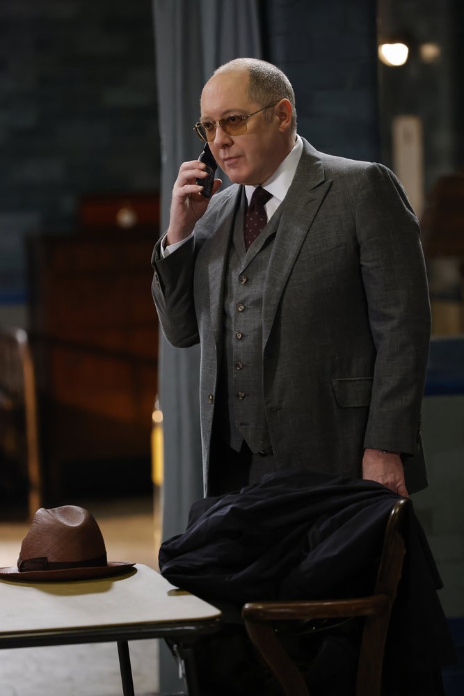 Raymond 'Red' Reddington (James Spader) au téléphone en costume 3 pièces