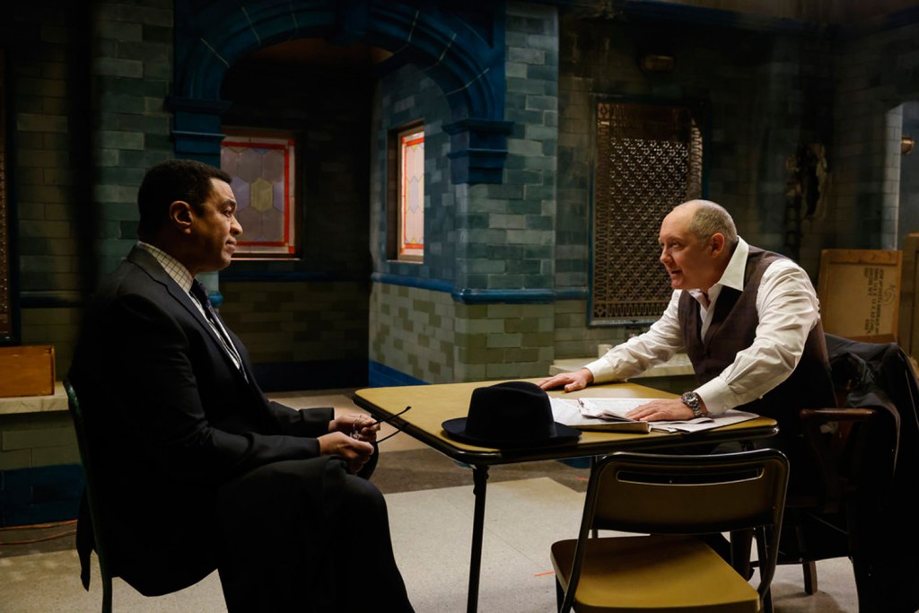 Harold Cooper (Harry Lennix) discute avec Reddington (James Spader) dans sa planque de New-York