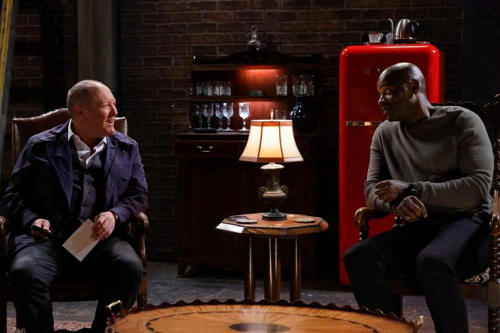Raymond (James Spader) et Dembe (Hisham Tawfiq) discutent dans la planque du criminel à Washington