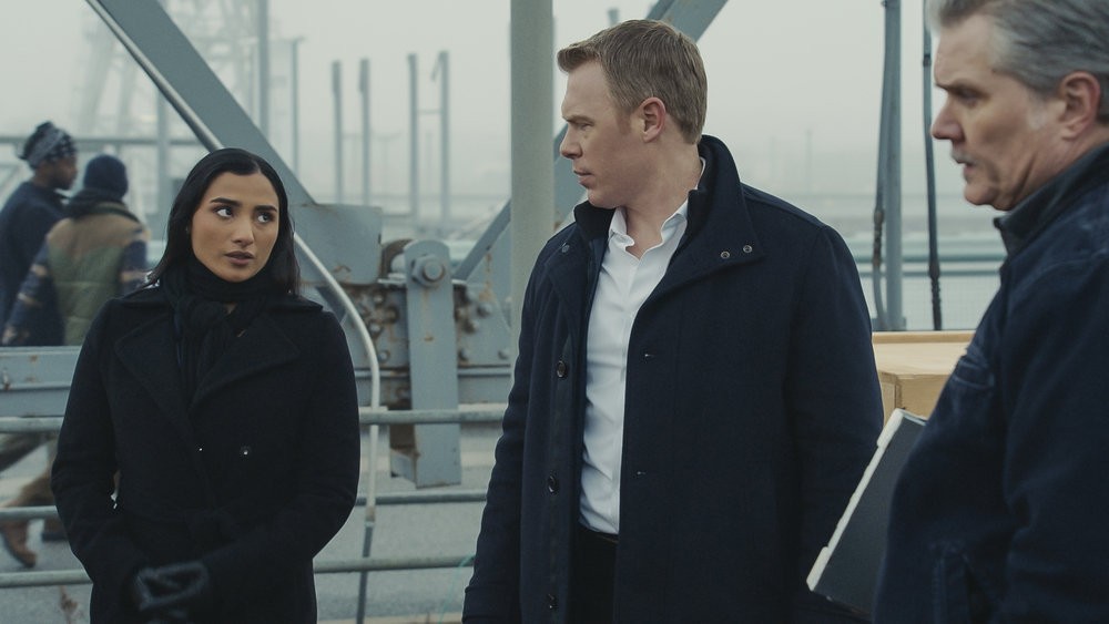 Les agents Ressler (Diego Klattenhoff) et Malik (Anya Banerjee) enquêtent sur le terrain