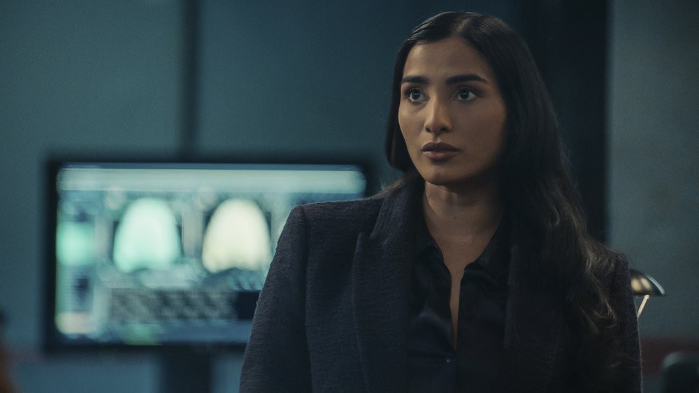 L'agent du MI6 Siya Malik (Anya Banerjee) travaille en collaboration avec la Task-Force