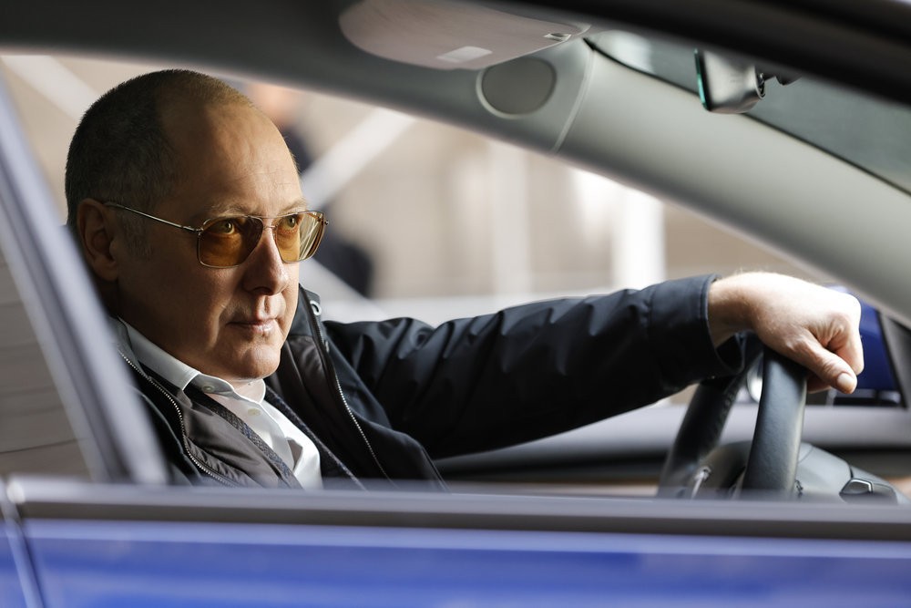 Raymond 'Red' Reddington au volant d'une voiture