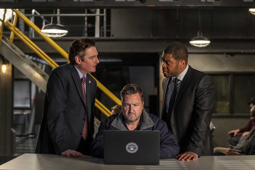 Arthur Hudson (Toby Leonard Moore) et l'agent Jordan Nixon (Derrick Williams) veulent faire tomber la Task-Force