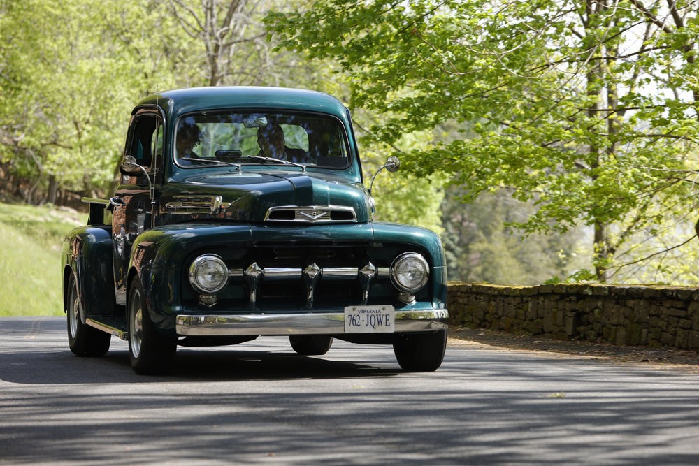 Weecha ( Diany Rodriguez) et  Raymond 'Red' Reddington (James Spader) se promènent dans une Ford très vintage