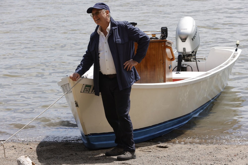 Raymond 'Red' Reddington (James Spader) près d'un bateau