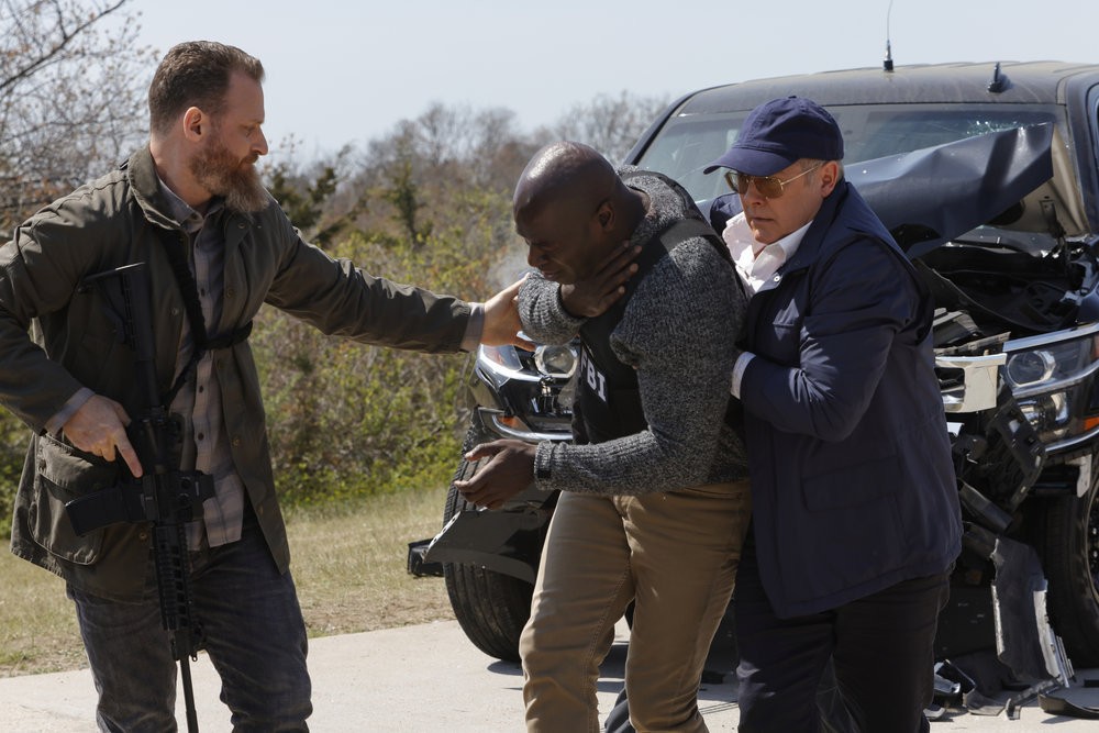 Raymond Reddington (James Spader) soutient Dembe (Hisham Tawfiq) blessé par balle