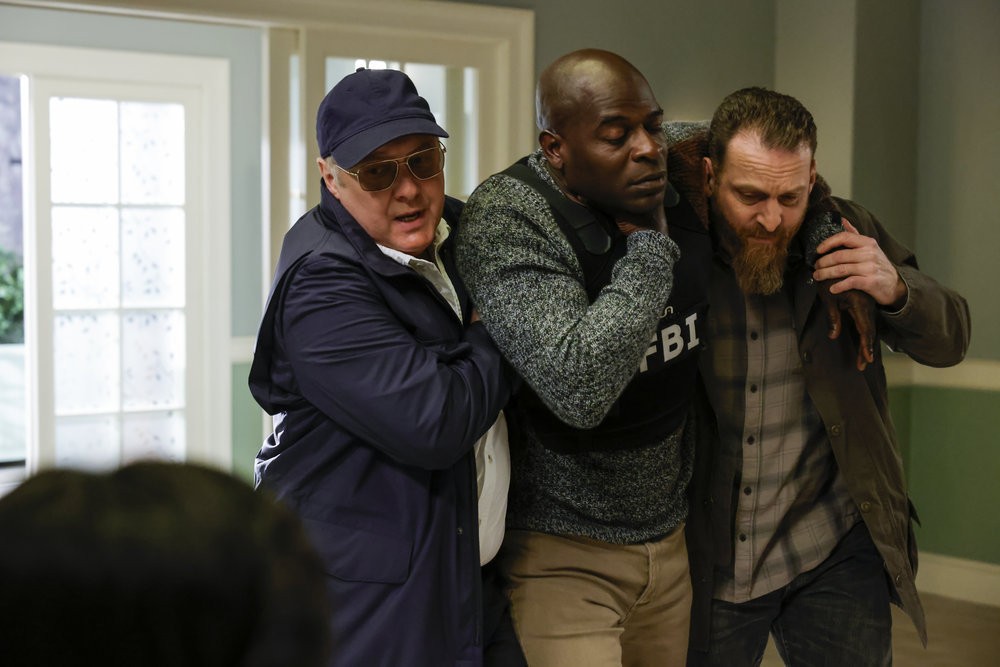 Reddington (James Spader) et Chuck (Jonathan Holtzman) soutiennent Dembe (Hisham Tawfiq) gravement blessé et l'emmènent à l'hôpital
