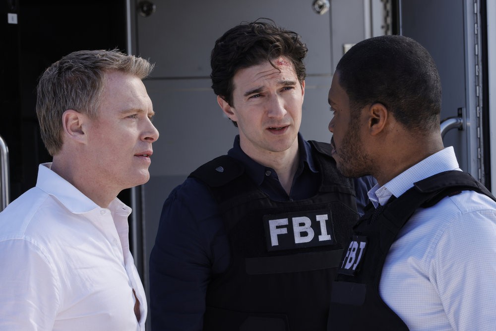 Les agents Ressler, Ishwood (Jake Silbermann) et Nixon (Derrick Williams) collaborent pour attraper Reddington