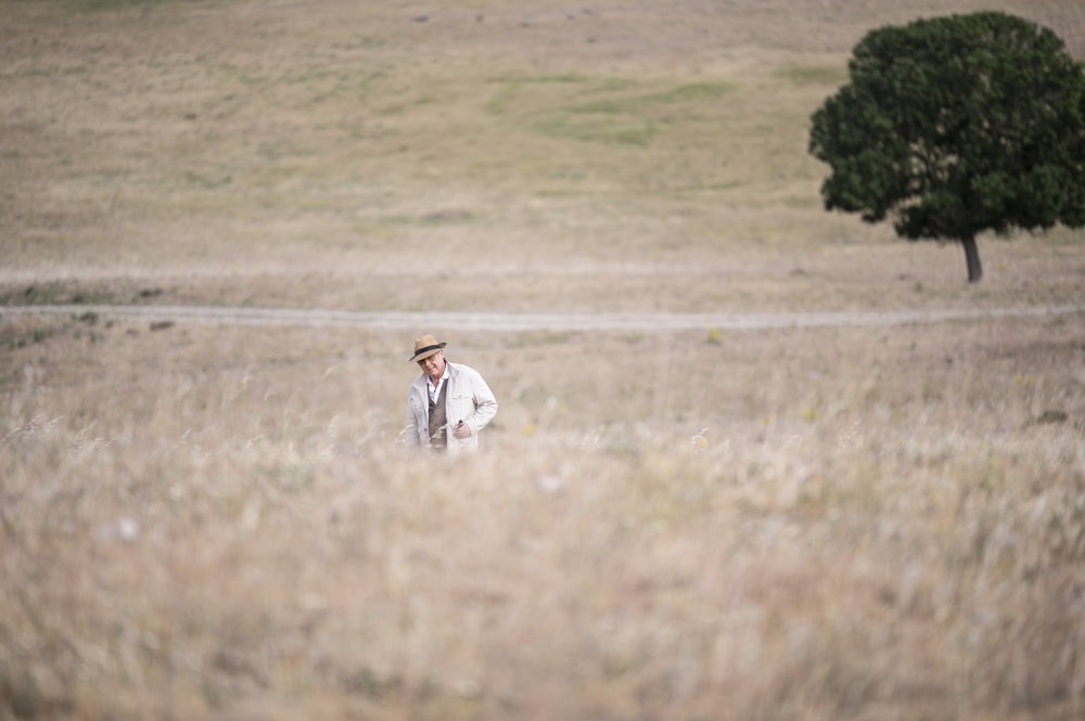 Raymond Reddington (James Spader) seul au milieu  d'un champ