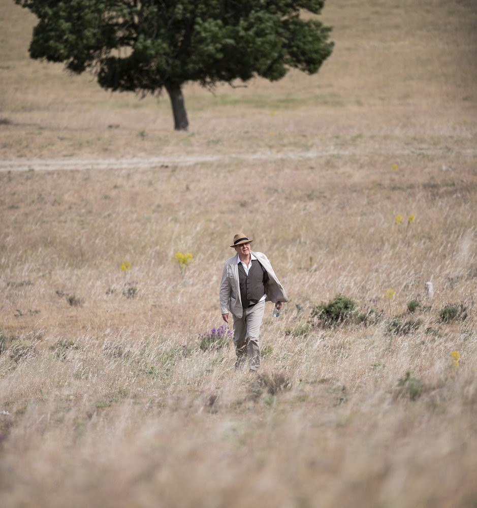 Raymond 'Red'Reddington (James Spader) seul au milieu de nulle part en Espagne