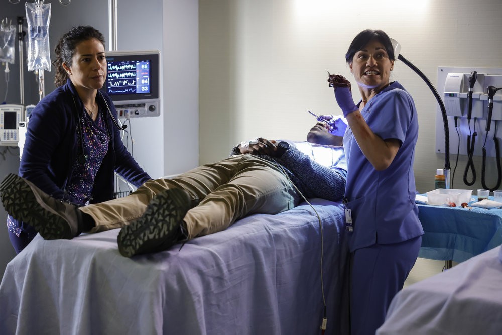 Le Dr. Halloran (Celeste Olivia) et l'infirmière (Nadine Malouf) soignent en urgence Dembe gravement blessé
