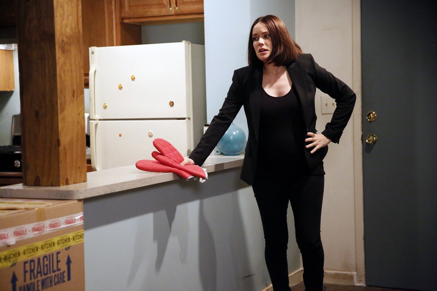 Elisabeth Keen (Megan Boone) dans son appartement