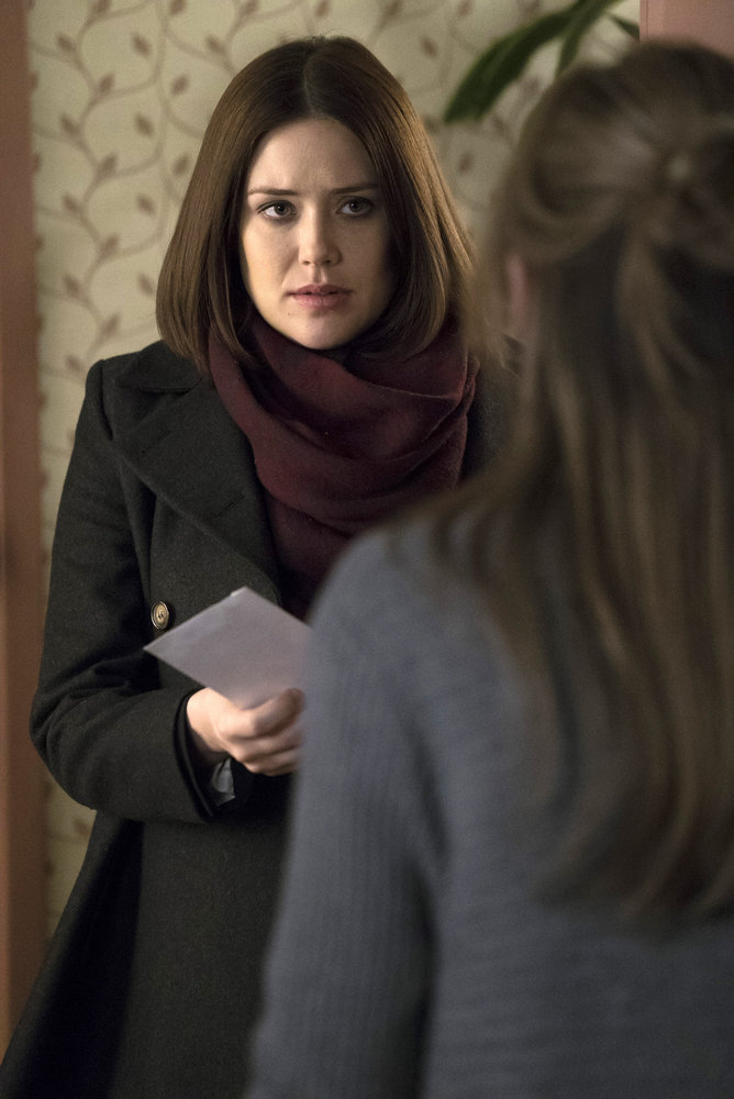 Elisabeth Keen (Megan Boone) se voit remettre une lettre