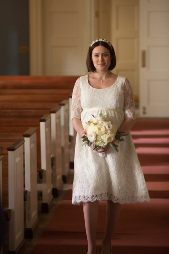 Elisabeth Keen (Megan Boone) s'avance vers l'autel pour se marier