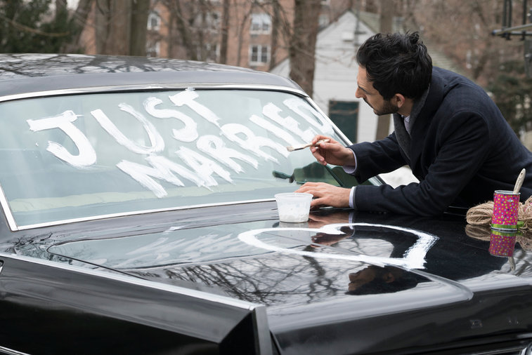 Aram (Amir Arison) décort la voiture des futurs mariés