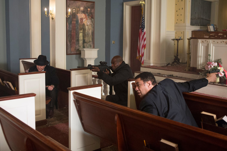 Chaos dans l'église ! Red (James Spader), Dembe (Hisham Tawfik) et Cooper (Harry Lennix) protègent Liz
