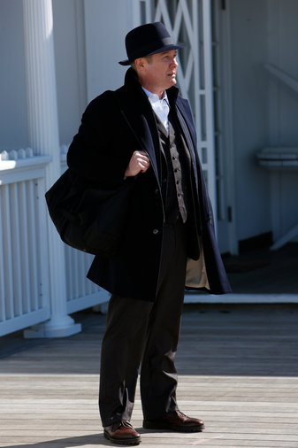 Raymond Reddington (James Sapder) arrive à Cape May