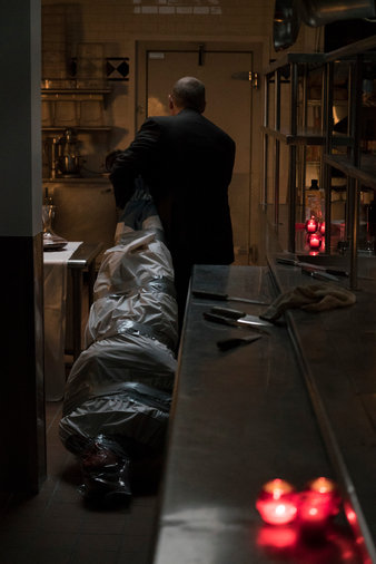 Raymond Redddington (James Spader) se débarrasse d'un corps