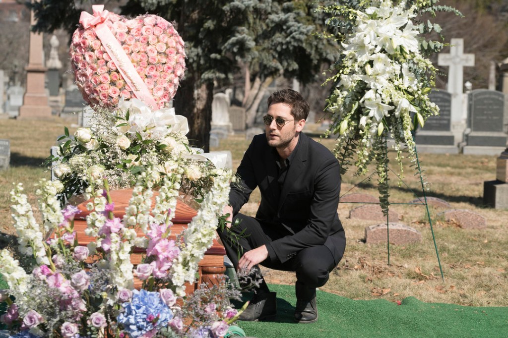 Tom (Ryan Eggold) seul sur le cercueil de Liz