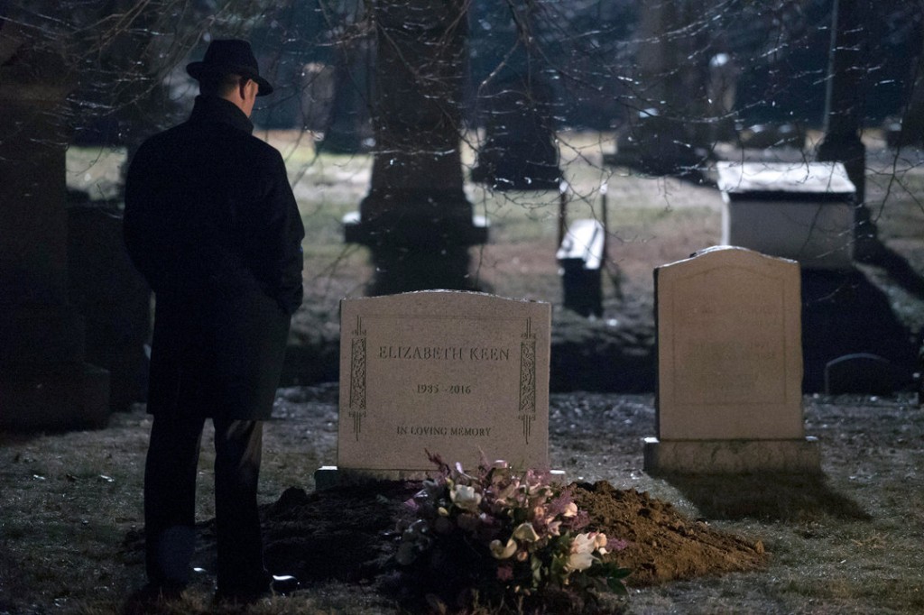Raymond Reddington (James Spader) sur la tombe d'Elisabeth Keen