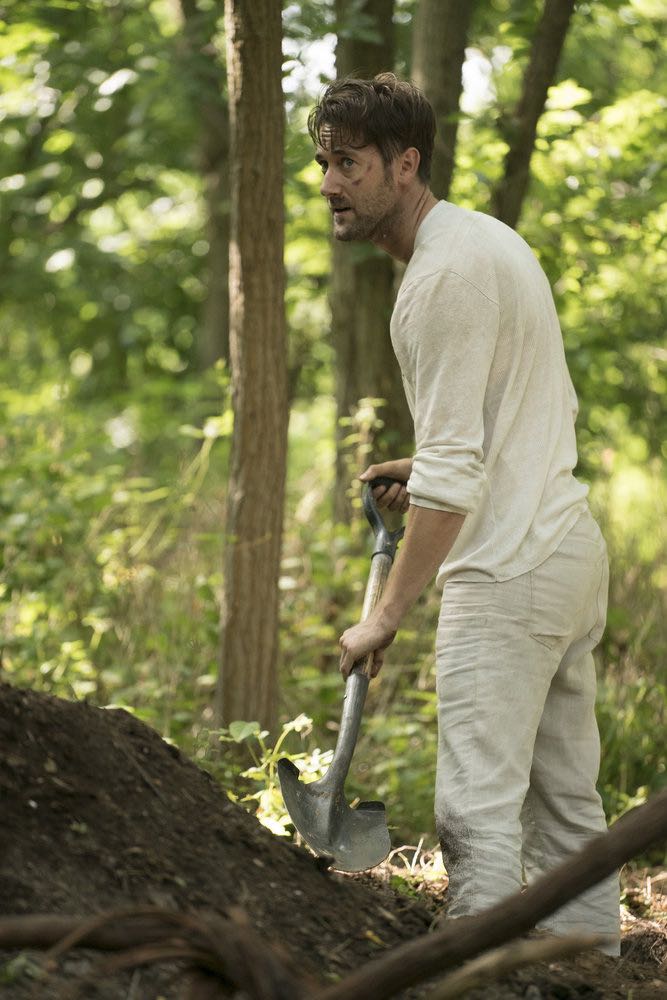 Tom Keen (Ryan eggold) creuse sa tombe