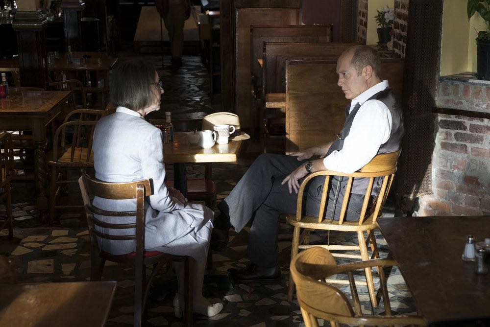 Face à face glaçial entre Kate Kaplan (Susan Blommaert) et Raymond Reddington (James Spader)