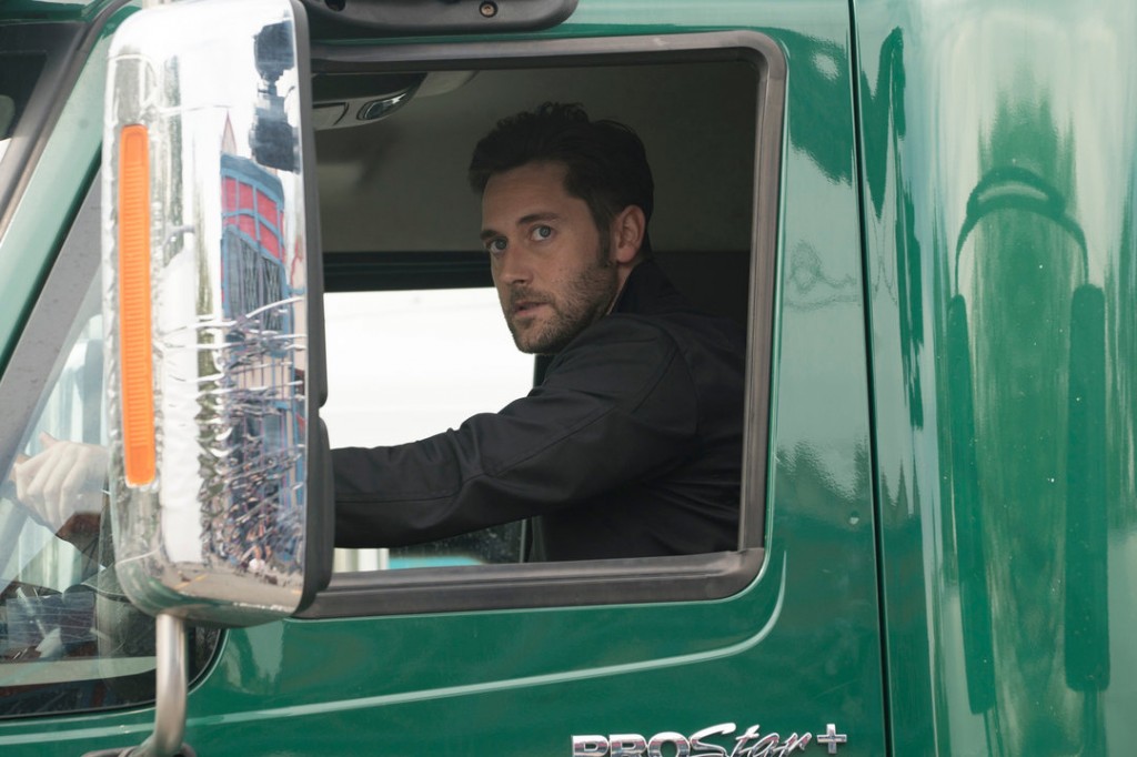 Tom Keen (Ryan Eggold) au volant d'un camion citerne