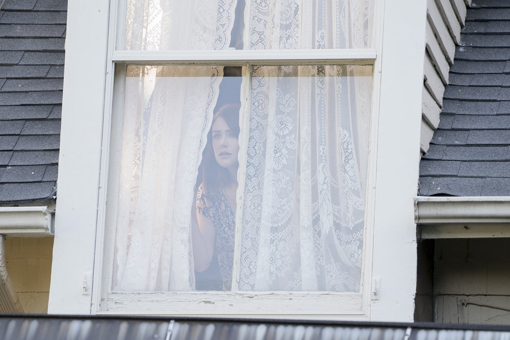 Elisabeth Keen regarde par la fenêtre de sa chambre d'enfant