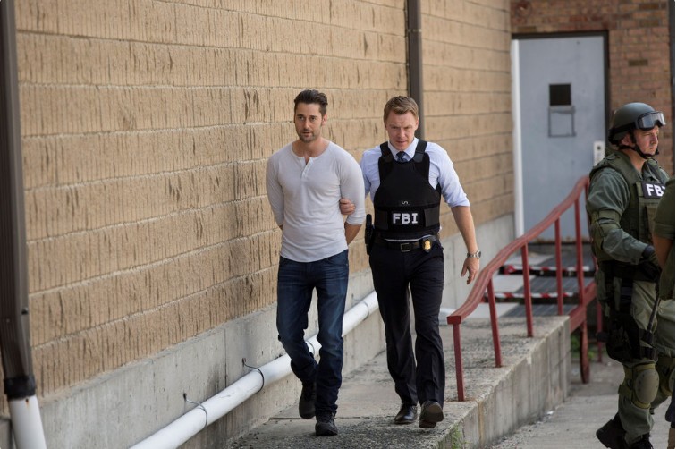 Tom Keen (Ryan Eggold) est arrêté par Donald Ressler (Diego Klattenhoff)