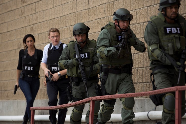 Samar (Mozhan Marno), Ressler (Diego Klattenhoff) et les hommes du FBI prennent d'assaut l'entrepôt