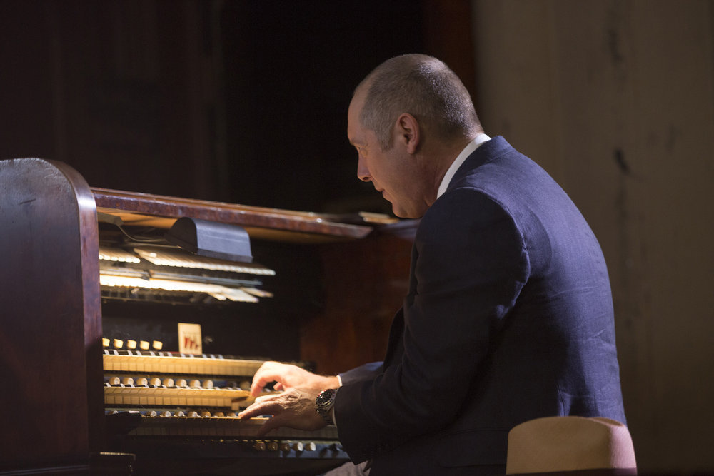 Raymond Redddington (James Spader) joue de l'orgue