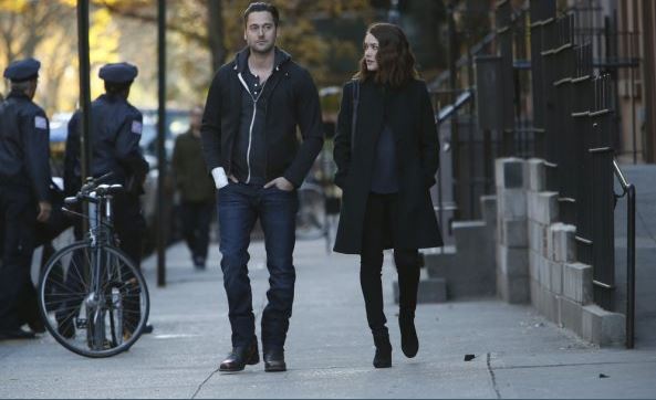 Liz (Megan Boone) et Tom (Ryan Eggold) ont une petite discussion en sortant du commissariat de police