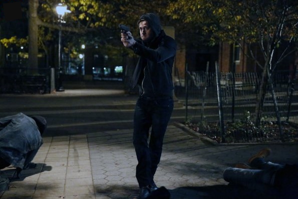 Tom (Ryan Eggold) intervient lorsque de dealers font leur commerce trop près du parc