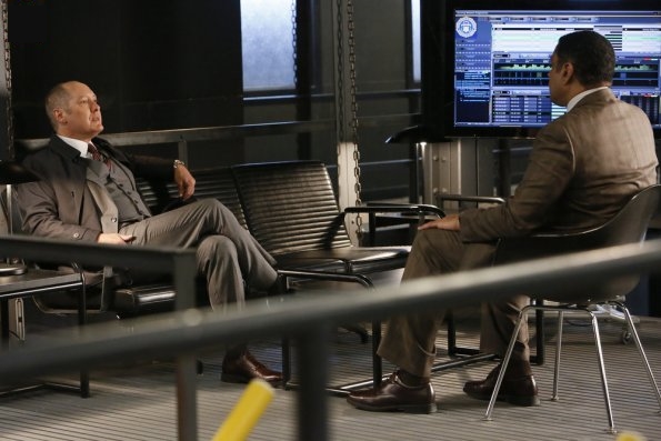 Discussion sérieuse entre Raymond Reddington (James Spader) et Harold Cooper (Harry Lennix)