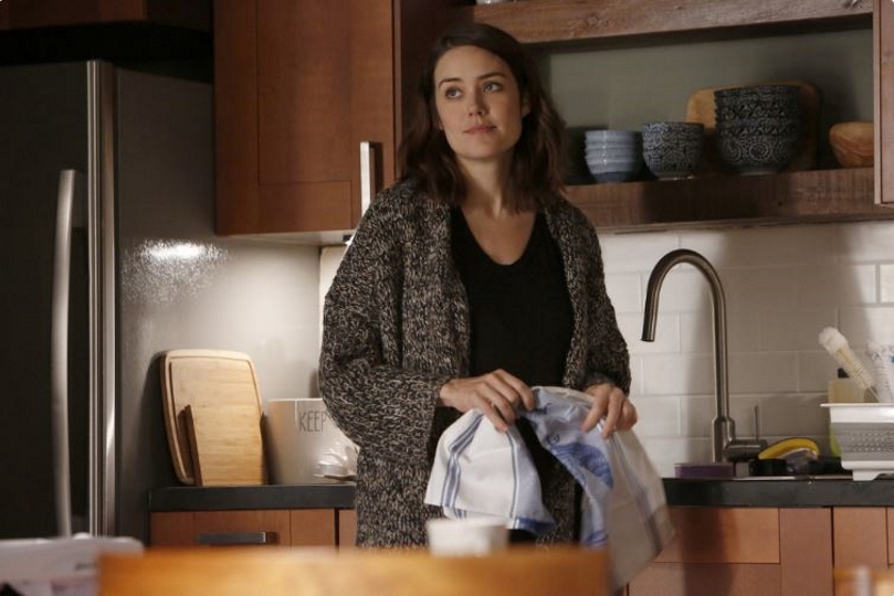 Elisabeth Keen (Megan Boone) dans sa cuisine