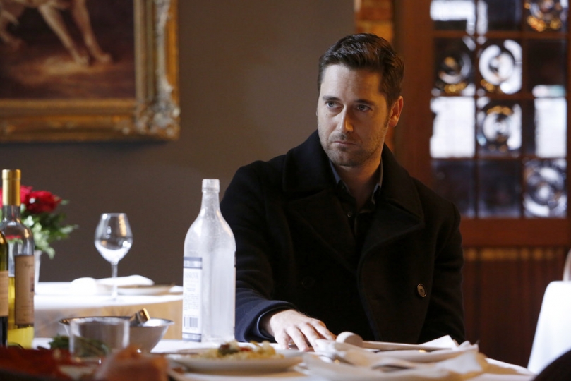 Tom Keen (Ryan Eggold) sous couverture pour Red